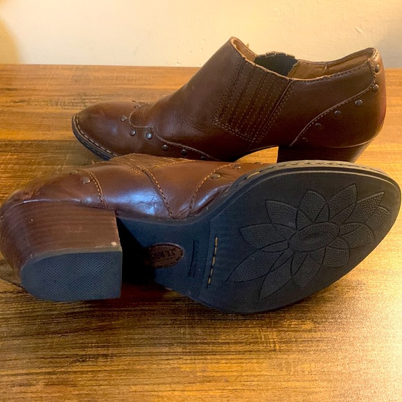 Born Chattel Brown Leather Studded Heeled Ankle Boots Size 9.5 - Picture 6 of 11